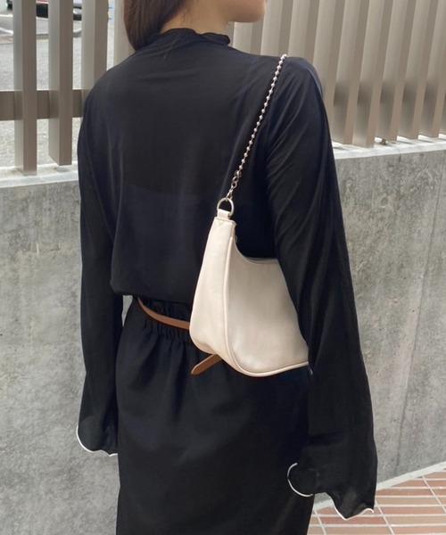 one after another NICE CLAUP(ワンアフターアナザーナイスクラップ)の「1枚あると旬なスタイリングに。配色メローシアートップス(Tシャツ/カットソー・レディース・アイボリー/ブラック/ライトグレー/キャメル・FREE)」の16枚目の写真