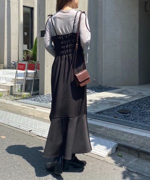 one after another NICE CLAUP(ワンアフターアナザーナイスクラップ)の「1枚あると旬なスタイリングに。配色メローシアートップス(Tシャツ/カットソー・レディース・アイボリー/ブラック/ライトグレー/キャメル・FREE)」の10枚目の写真