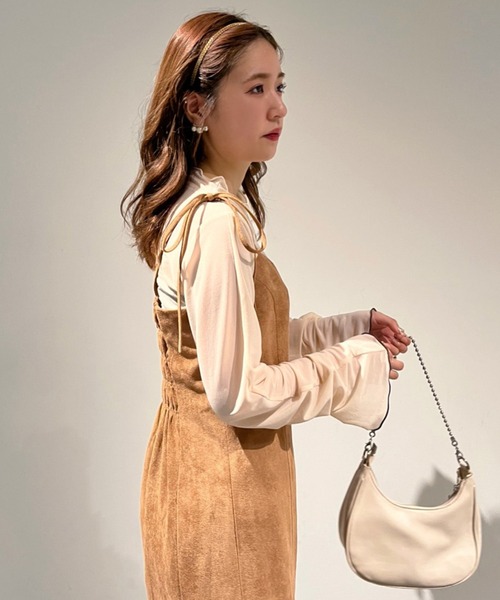 one after another NICE CLAUP(ワンアフターアナザーナイスクラップ)の「1枚あると旬なスタイリングに。配色メローシアートップス(Tシャツ/カットソー・レディース・アイボリー/ブラック/ライトグレー/キャメル・FREE)」の20枚目の写真