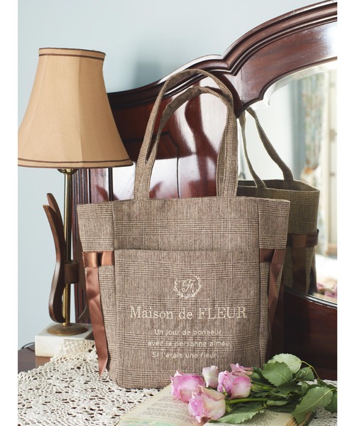 Maison de FLEUR（メゾンドフルール）の「サイドリボンチェックMトート（トートバッグ・レディース・ブラウン/ブラック・FREE）」の2枚目の写真