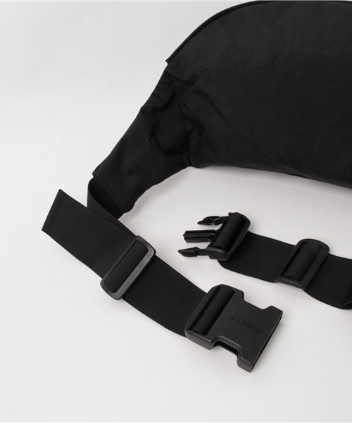 KELTY（ケルティ）の「<王道バック>【KELTY/ケルティ】ナイロンボディバッグ　ミニファニー / MINI FANNY（ボディバッグ/ウエストポーチ・メンズ・マスタード/モカ/セージグリーン/ダークグレー/ネイビー/オリーブ/タン/ブラック/ブラウン系その他/ベージュ・FREE）」の12枚目の写真