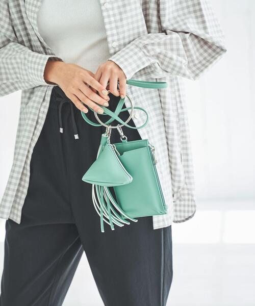 coen（コーエン）の「チャーム付きスマホショルダーバッグ（ショルダーバッグ・レディース・ケリーグリーン/ベージュ/ブラック・FREE）」の3枚目の写真