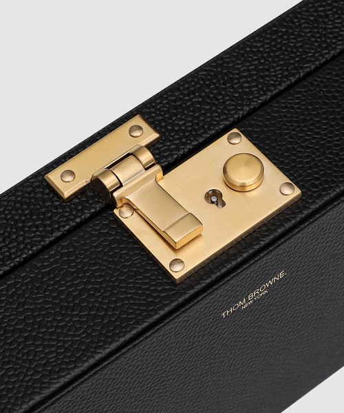 THOM BROWNE(トムブラウン)の「MINI TRUNK CLUTCH W/ SHOULDER STRAP IN PEBBLE GRAIN LEATHER BLACK O/S(ショルダーバッグ・レディース・ブラック・ONE SIZE)」の4枚目の写真