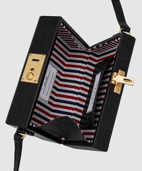 THOM BROWNE(トムブラウン)の「MINI TRUNK CLUTCH W/ SHOULDER STRAP IN PEBBLE GRAIN LEATHER BLACK O/S(ショルダーバッグ・レディース・ブラック・ONE SIZE)」の2枚目の写真