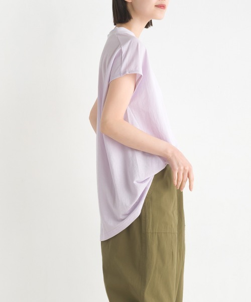OMNES(オムネス)の「接触冷感裾ラウンドフレンチスリーブプルオーバー(Tシャツ/カットソー・レディース・ブラック/チャコールグレー/ブルー/モカ/イエロー/ホワイト/ブラウン/グリーン/ホワイト系その他/イエロー系その他/ラベンダー/グレー/ネイビー/ブルー系その他/キャメル・FREE)」の13枚目の写真