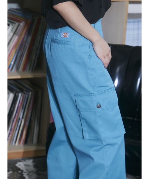 Dickies（ディッキーズ）の「【Dickies別注】カーゴルーズパンツ（カーゴパンツ・レディース・ブラック/アイボリー/ブルー・SMALL/MEDIUM）」の8枚目の写真