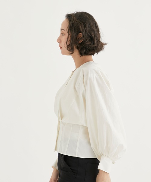 PHOTOCOPIEU(フォトコピュー)の「【PHOTOCOPIEU/フォトコピュー】TUCK DETAIL BLOUSE/タックディテールブラウス(シャツ/ブラウス・レディース・ブラック/ホワイト・36)」の4枚目の写真