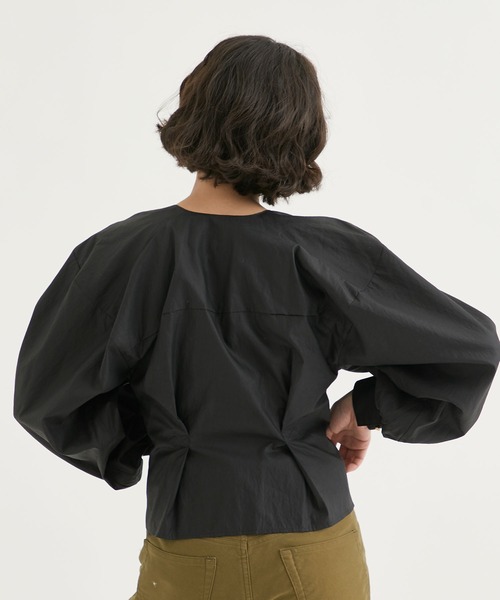 PHOTOCOPIEU(フォトコピュー)の「【PHOTOCOPIEU/フォトコピュー】TUCK DETAIL BLOUSE/タックディテールブラウス(シャツ/ブラウス・レディース・ブラック/ホワイト・36)」の13枚目の写真