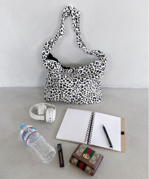 thank U more（サンキューモア）の「ヒョウ柄シンプルバック（ショルダーバッグ・レディース・アイボリー・FREE）」の2枚目の写真