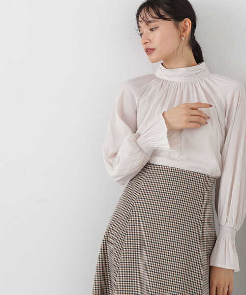 NATURAL BEAUTY BASIC（ナチュラルビューティーベーシック）の「◇ギャザーネックキャンディースリーブブラウス（シャツ/ブラウス・レディース・ワイン/ブルー/オフホワイト・SMALL/MEDIUM）」の2枚目の写真