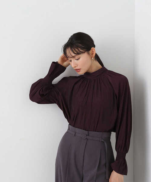 NATURAL BEAUTY BASIC（ナチュラルビューティーベーシック）の「◇ギャザーネックキャンディースリーブブラウス（シャツ/ブラウス・レディース・ワイン/ブルー/オフホワイト・SMALL/MEDIUM）」の3枚目の写真