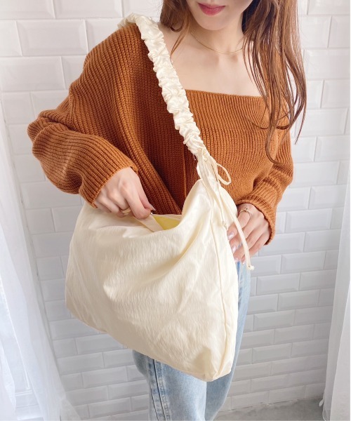 thank U more(サンキューモア)の「ギャザー ハンドル サテン ショルダーバッグ(ショルダーバッグ・レディース・ブルー/グリーン/アイボリー/ブラック・FREE)」の2枚目の写真