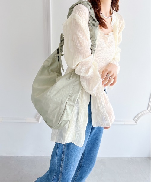 thank U more(サンキューモア)の「ギャザー ハンドル サテン ショルダーバッグ(ショルダーバッグ・レディース・ブルー/グリーン/アイボリー/ブラック・FREE)」の5枚目の写真