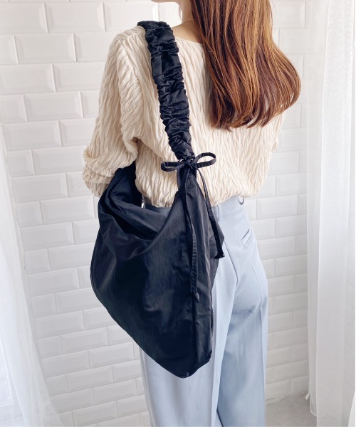 thank U more(サンキューモア)の「ギャザー ハンドル サテン ショルダーバッグ(ショルダーバッグ・レディース・ブルー/グリーン/アイボリー/ブラック・FREE)」の9枚目の写真