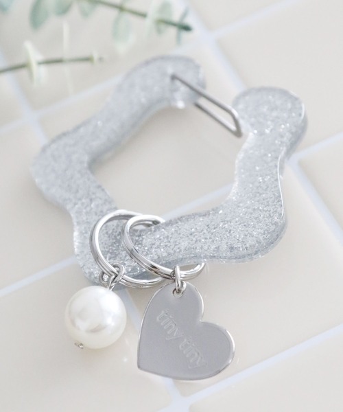 tiny tiny（ティニーティニー）の「ラメチャーム付きカラビナ[tiny tiny(ティニーティニー)]（スマホグッズ・レディース・グレー/イエロー/ピンク/レッド/ライトグレー/ライトブルー・0）」の3枚目の写真