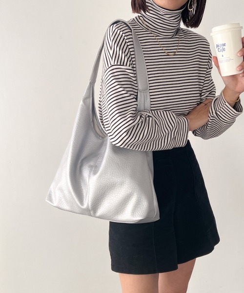 wears（ウェアーズ）の「【A4収納可能】ポーチ付きPUトートバッグ（トートバッグ・レディース・ブラック/シルバー/アイボリー・FREE）」の9枚目の写真