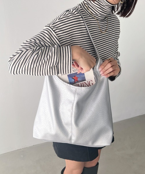 wears（ウェアーズ）の「【A4収納可能】ポーチ付きPUトートバッグ（トートバッグ・レディース・ブラック/シルバー/アイボリー・FREE）」の10枚目の写真