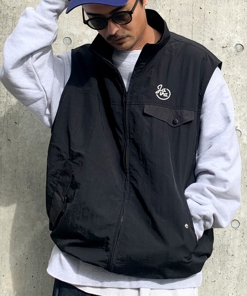 Java(ジャバ)の「《JaVa ジャバコラボ》大人カジュアル フラップポケットナイロンジップベスト(ベスト・メンズ・ブラック・LARGE/MEDIUM/X-LARGE)」の2枚目の写真