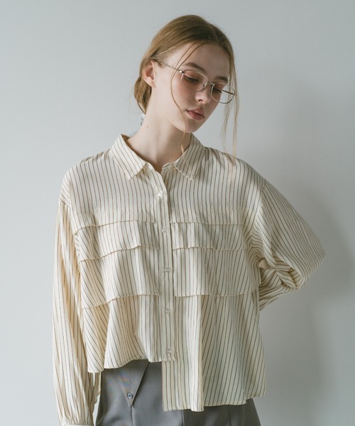 idem（イデム）の「【 ZOZO限定 】asymmetry frill shirt/アシンメトリーフリルシャツ（シャツ/ブラウス・レディース・オフホワイト/グレー/ブルー/グレイッシュベージュ/ピンク/ストライプ/ライトブルー/ナチュラル・FREE）」の4枚目の写真