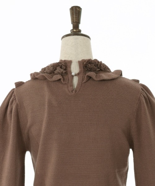 axes femme（アクシーズファム）の「薔薇装飾プチフリルニット（ニット/セーター・レディース・ブラウン/ホワイト/ワイン・FREE）」の4枚目の写真