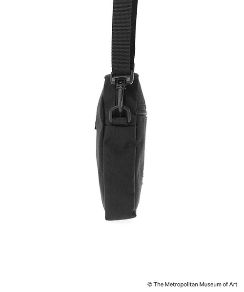 Manhattan Portage（マンハッタンポーテージ）の「City Light Bag THE MET（ショルダーバッグ・メンズ・ブラック・SMALL）」の4枚目の写真