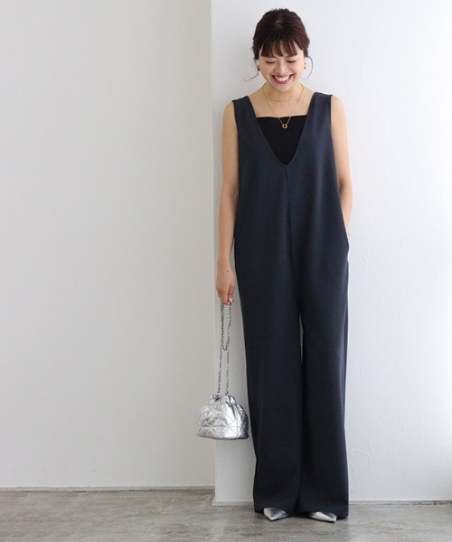 Pierrot（ピエロ）の「ペアスキンVネックオールインワン（つなぎ/オールインワン・レディース・ブラック/ネイビー/グレイッシュベージュ・TL/TM/M/L/PM）」の3枚目の写真