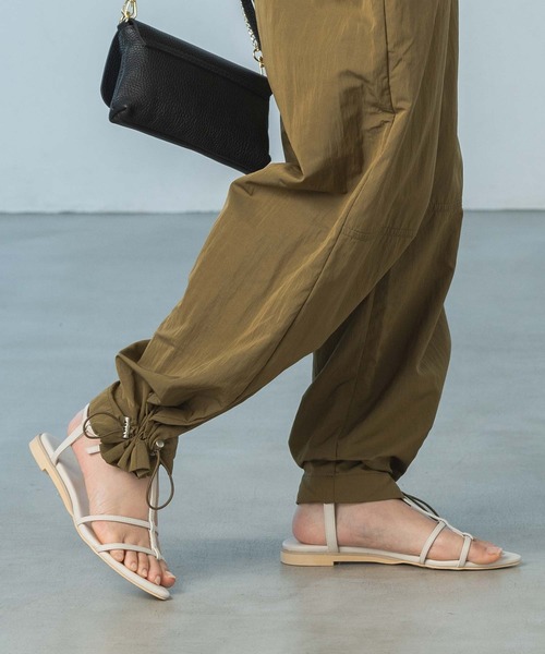 Gready Brilliant（グレディブリリアン）の「ポインテッドラインサンダル（サンダル・レディース・ブラック/ゴールド/アイボリー・38/36/37）」の7枚目の写真