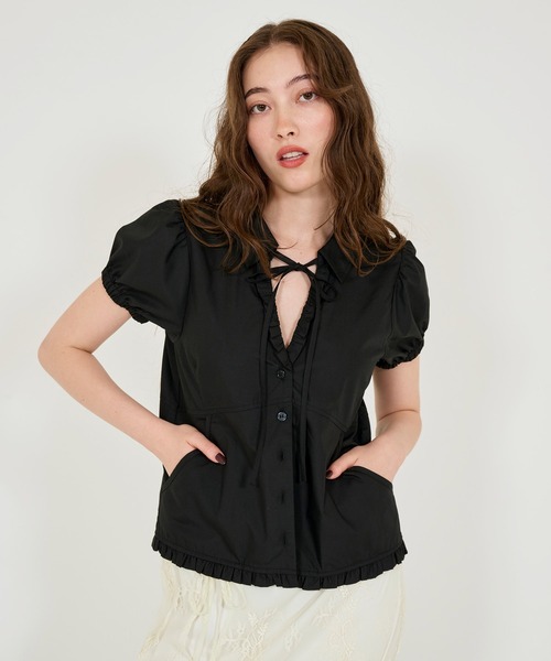 TINA：JOJUN（ティーナジョジュン）の「半袖 フリルブラウス TINA：JOJUN（シャツ/ブラウス・レディース・ホワイト/ベビーピンク/ブラック・M）」の3枚目の写真