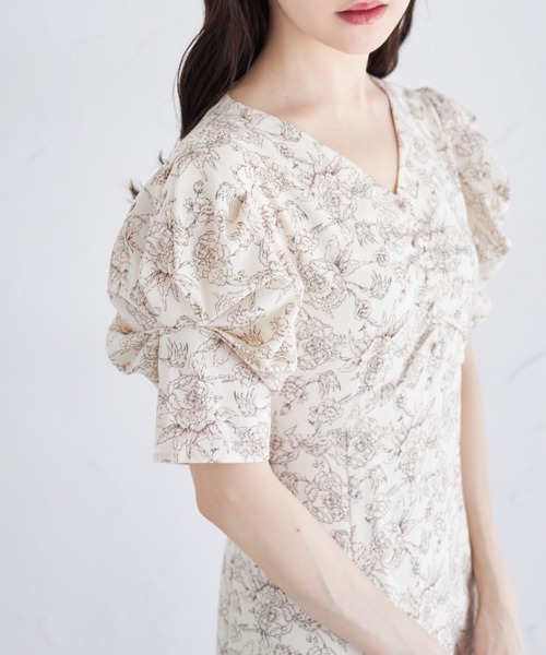 tocco closet（トッコ　クローゼット）の「バックレースアップパワーショルダーフラワープリントワンピース（ワンピース・レディース・ブラウン/ブルー・M）」の2枚目の写真