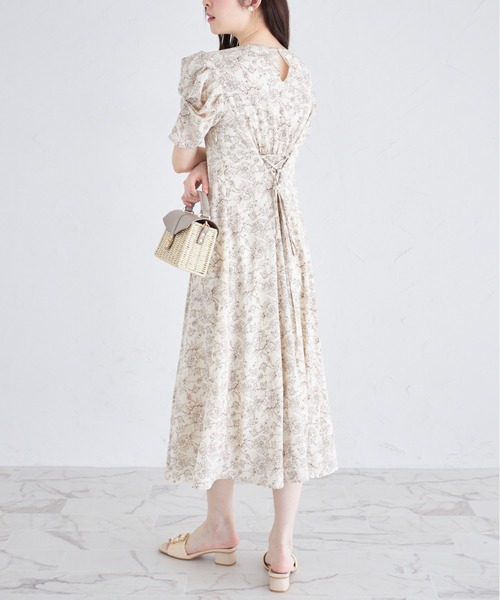 tocco closet（トッコ　クローゼット）の「バックレースアップパワーショルダーフラワープリントワンピース（ワンピース・レディース・ブラウン/ブルー・M）」の5枚目の写真