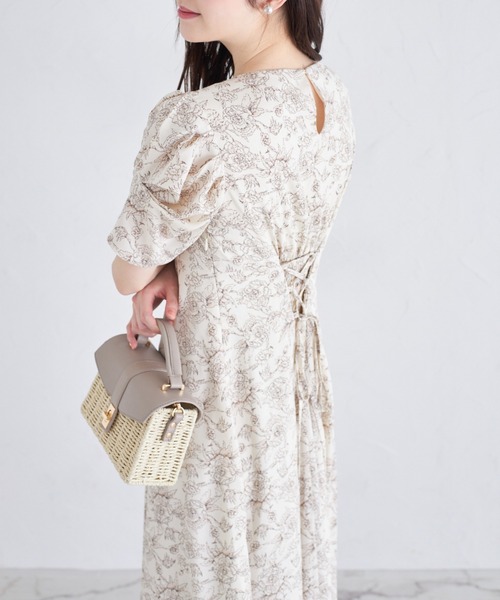 tocco closet（トッコ　クローゼット）の「バックレースアップパワーショルダーフラワープリントワンピース（ワンピース・レディース・ブラウン/ブルー・M）」の6枚目の写真