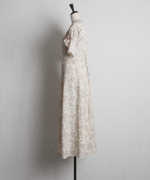 tocco closet（トッコ　クローゼット）の「バックレースアップパワーショルダーフラワープリントワンピース（ワンピース・レディース・ブラウン/ブルー・M）」の19枚目の写真