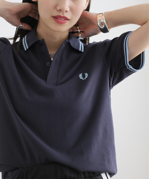 FRED PERRY（フレッドペリー）の「【FRED PERRY/フレッドペリー】TWIN TIPPED FRED PERRY SHIRT：カットソー（Tシャツ/カットソー・レディース・ブラック/ネイビー/ホワイト・MEDIUM/SMALL）」の3枚目の写真
