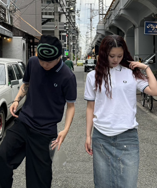 FRED PERRY（フレッドペリー）の「【FRED PERRY/フレッドペリー】TWIN TIPPED FRED PERRY SHIRT：カットソー（Tシャツ/カットソー・レディース・ブラック/ネイビー/ホワイト・MEDIUM/SMALL）」の15枚目の写真