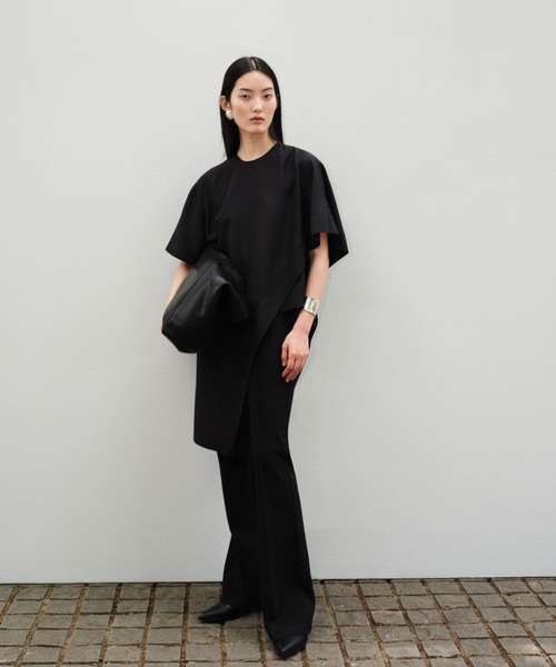 JNBY(ジェーエヌビーワイ)の「Elegant Silk Asymmetrical Top(シャツ/ブラウス・レディース・ブラック・36/38/40)」の1枚目の写真