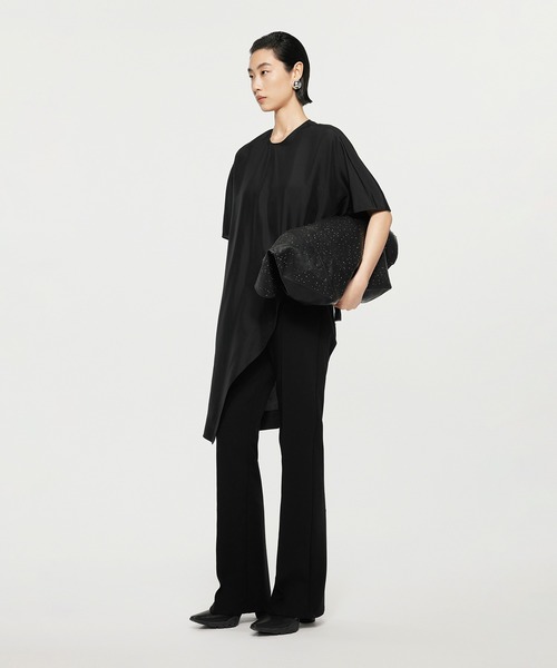 JNBY(ジェーエヌビーワイ)の「Elegant Silk Asymmetrical Top(シャツ/ブラウス・レディース・ブラック・36/38/40)」の2枚目の写真