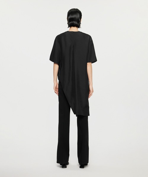 JNBY(ジェーエヌビーワイ)の「Elegant Silk Asymmetrical Top(シャツ/ブラウス・レディース・ブラック・36/38/40)」の3枚目の写真