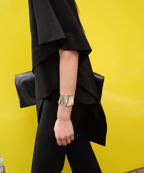 JNBY(ジェーエヌビーワイ)の「Elegant Silk Asymmetrical Top(シャツ/ブラウス・レディース・ブラック・36/38/40)」の13枚目の写真