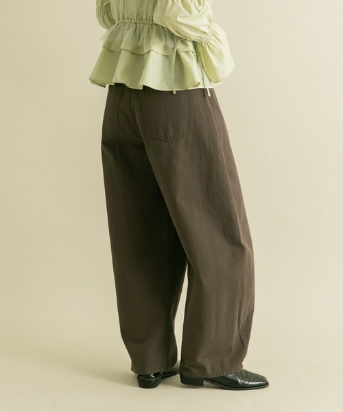 KBF（ケイビーエフ）の「『2サイズ展開』ワンタックコクーンパンツ（その他パンツ・レディース・ブラウン/チャコールグレー・38/36）」の3枚目の写真