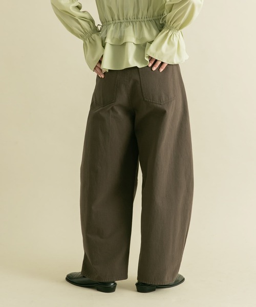 KBF（ケイビーエフ）の「『2サイズ展開』ワンタックコクーンパンツ（その他パンツ・レディース・ブラウン/チャコールグレー・38/36）」の4枚目の写真