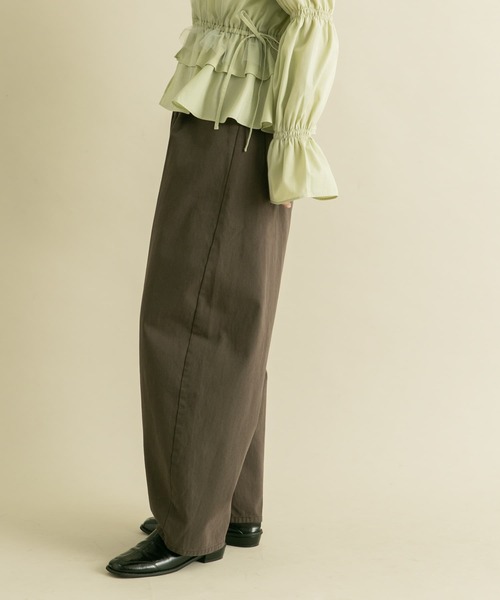 KBF（ケイビーエフ）の「『2サイズ展開』ワンタックコクーンパンツ（その他パンツ・レディース・ブラウン/チャコールグレー・38/36）」の6枚目の写真