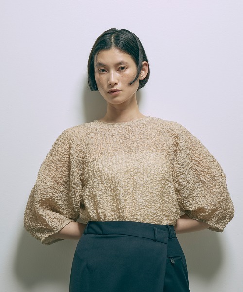 EN NEUME（エンノイム）の「Jacquard Puff Sleeve Top（シャツ/ブラウス・レディース・ブラック/ホワイト/ベージュ・FREE）」の15枚目の写真