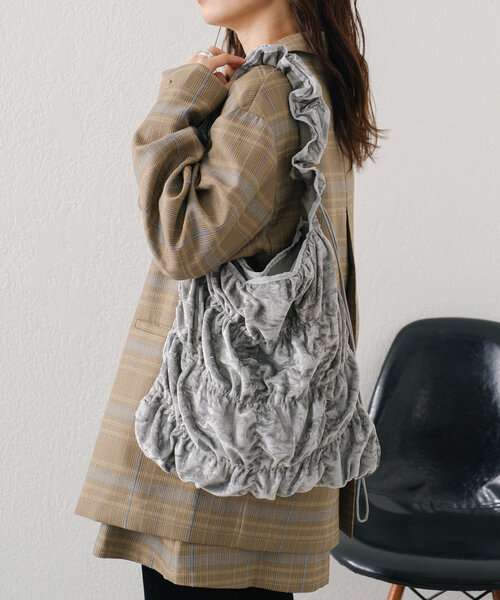 Kastane（カスタネ）の「【4色展開】ベロアシャーリングバッグ（ショルダーバッグ・レディース・グレー/ブラック/ピンク/ブラウン・FREE）」の3枚目の写真