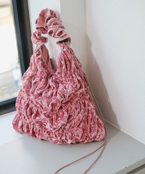 Kastane（カスタネ）の「【4色展開】ベロアシャーリングバッグ（ショルダーバッグ・レディース・グレー/ブラック/ピンク/ブラウン・FREE）」の2枚目の写真