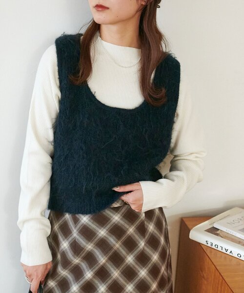 DISCOAT(ディスコート)の「シャギーUネックベスト《WEB限定カラーあり》(ベスト・レディース・アイボリー/チャコールグレー/ブラウン/ネイビー/モカ/キャメル・FREE)」の1枚目の写真