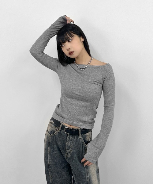 LVEU.(ラブユ.)の「【LVEU.】ラメリブオフショルトップス / トップス ニット ラメ オフショル サムホール フィンガーホール プルオーバー ブラック グレー(ニット/セーター・レディース・ブラック/グレー・FREE)」の6枚目の写真