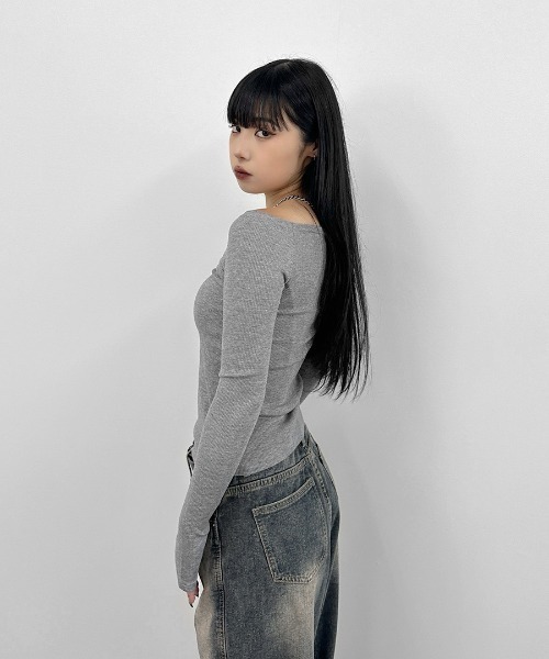 LVEU.(ラブユ.)の「【LVEU.】ラメリブオフショルトップス / トップス ニット ラメ オフショル サムホール フィンガーホール プルオーバー ブラック グレー(ニット/セーター・レディース・ブラック/グレー・FREE)」の7枚目の写真