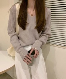 Vネック袖ボタンニット