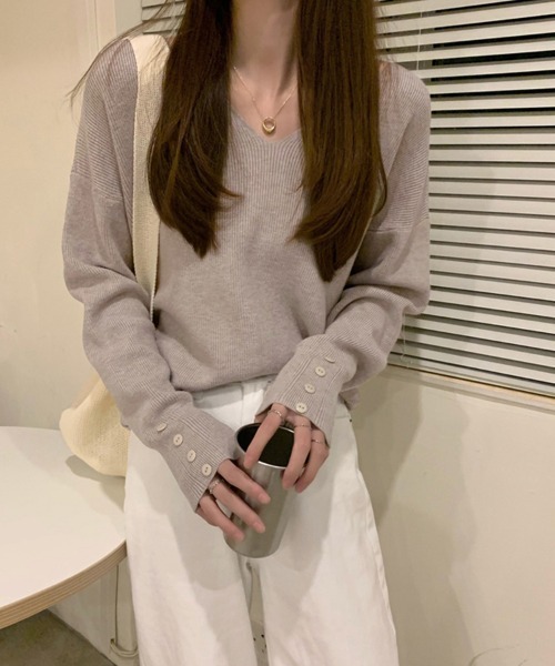 Doux Belle(ドゥーベル)の「Vネック袖ボタンニット(ニット/セーター・レディース・グレイッシュベージュ/アイボリー/ブラック/ブラウン/ホワイト・FREE)」の5枚目の写真