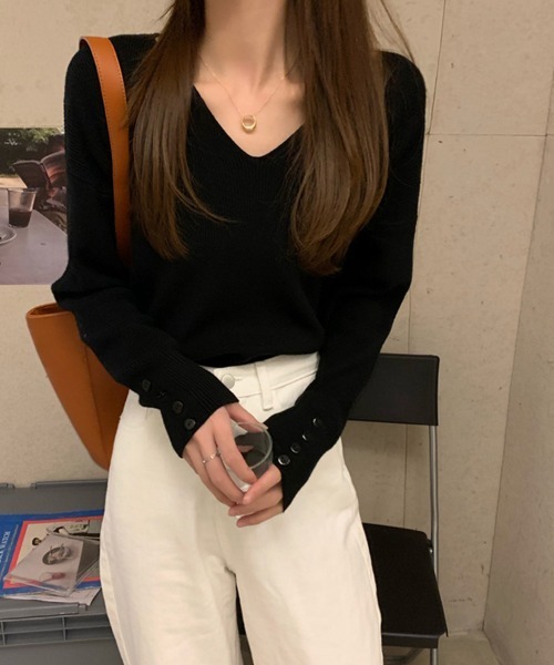 Doux Belle(ドゥーベル)の「Vネック袖ボタンニット(ニット/セーター・レディース・グレイッシュベージュ/アイボリー/ブラック/ブラウン/ホワイト・FREE)」の3枚目の写真